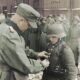 Willi Huebner, jeune hitlérien de 16 ans, reçoit la Croix de fer de 2e classe après les violents combats pour la ville de Lauban en Basse-Silésie.