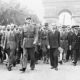 Charles De Gaulle marchant sur les Champs Élysées à la libération de PAris en 1944