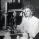 Marie Curie en train de faire une expérience scientifique