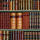 Rayons de bibliothèque contenant des livres reliés en cuir.